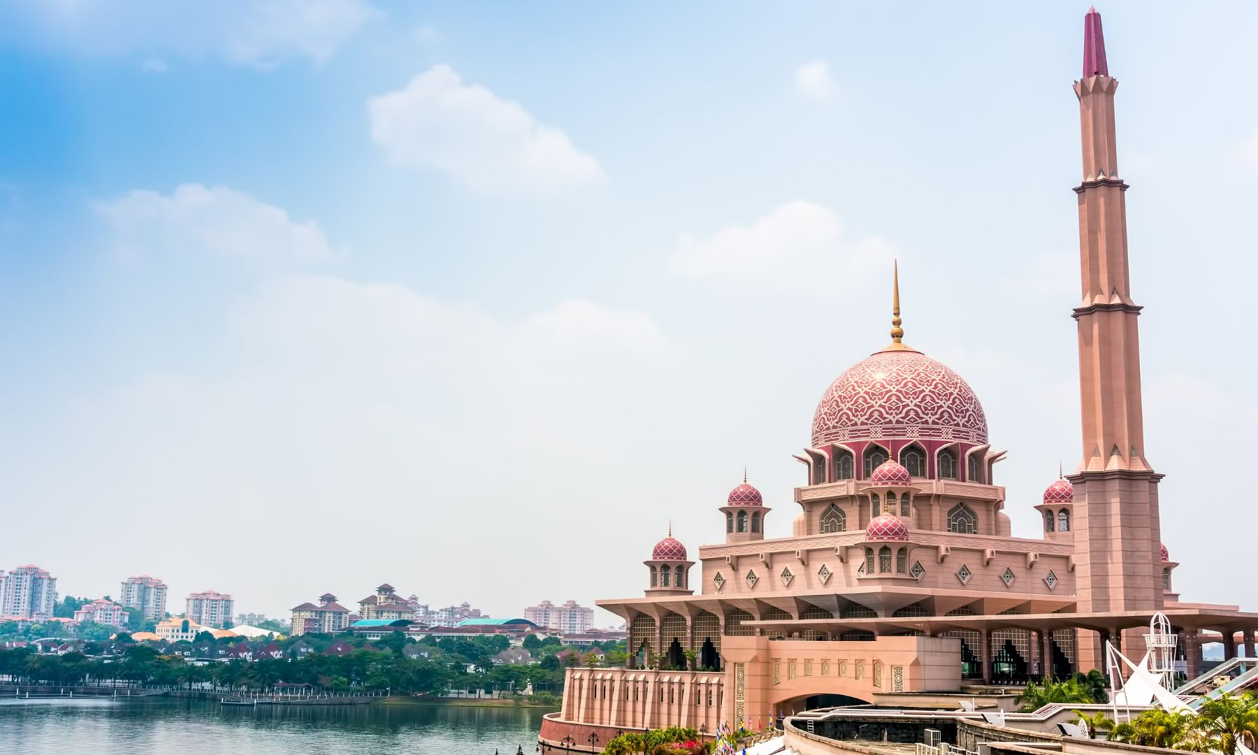 ピンクモスク（プトラモスク）到着・自由見学（滞在時間 約1時間）